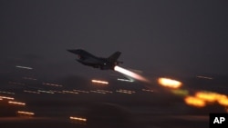 Sebuah pesawat jet tempur F-16 Falcon lepas landas dari Pangkalan Udara Militer Incirlik, Turki (Foto: dok). Serangan udara hari Senin (3/10) menewaskan Abu al-Farai al-Masri, pemimpin senior Jabhat Fatah al-Sham, kelompok yang secara resmi dikenal sebagai Jabhat al-Nusra, yang memisahkan diri dari al-Qaida awal tahun ini.