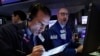 Para pialang di New York Stock Exchange hari Kamis (12/3). Indeks bursa New York kembali anjlok lebih dari 2.000 point dan tercatat pada 21.450 menjelang tutup pasar.