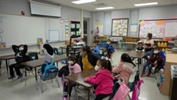Sejumlah siswa duduk di ruang kelas saat kegiatan belajar tatap muka kembali dimulai di San Antonio, Texas, pada 11 Januari 2022. (Foto: Reuters/Kaylee Greenlee)