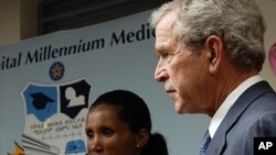 Tsohon shugaban kasar Amurka George W. Bush ya na tsaye a kusa da wata mata mai dauke da kwayar HIV mai haddasa cutar AIDS ko SIDA a asibitin kwalejin koyarwa na Saint Paul Millenium a birnin Addis Ababa, kasar Ethiopia