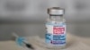 Botol kecil berisi vaksin COVID-19 Moderna terlihat di klinik vaksinasi Norristown di Pennsylvania, pada 7 Desember 2021. Moderna mengaku bahwa pihaknya saat ini tengah melakukan uji klini vaksin booster khusus untuk menangkal varian omicron. (Foto: AP/Matt Rourke)