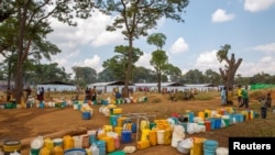 Wakimbizi wakisubiri maji katika kambi ya wakimbizi ya Nyarugusu kaskazini mwa Tanzania, Mei 28, 2015. 