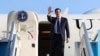Američki državni sekretar Marco Rubio maše dok odlazi iz Izraela za Saudijsku Arabiju, na aerodromu Ben Gurion u Tel Avivu, Izrael, ponedjeljak, 17. februara 2025. (Evelyn Hockstein/Pool Photo via AP)