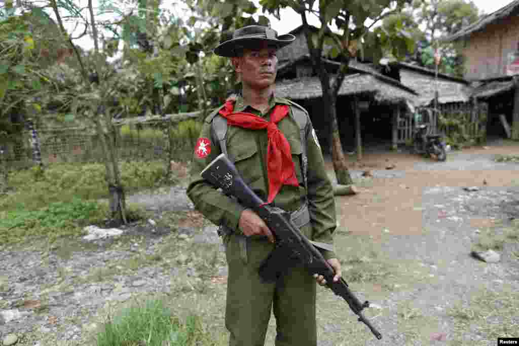 Seorang tentara berjaga-jaga dekat rumah-rumah warga Muslim di desa Shwe Lay, di luar Thandwe, negara bagian Rakhine (2/10).