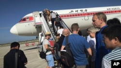 Des passagers embarquent à bord d’un avion à l’aéroport international de Pyongyang, Corée du Nord, 27 juin 2015.