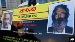 Poster FBI yang memperlihatkan foto agen Robert Levinson, yang hilang di Iran tahun 2007.