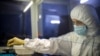 Seorang staf medis tengah melakukan uji coba terkait virus corona di laboratorium mikrobiologi Pusat Kebersihan dan Epidemiologi Krasnodar di Krasnodar, Rusia, 4 Februari 2020. (Foto: AP)