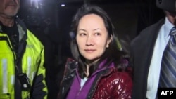 11일 캐나다 밴쿠버 법원의 보석 허용 결정으로 풀려난 멍완저우 '화웨이' 최고재무책임자가 법원을 나서고 있다. 📷 CTV/AFP.