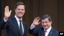 Perdana Menteri Turki Ahmet Davutoglu (kanan) dan Perdana Menteri Belanda Mark Rutte di Den Haag, Belanda, 10 Februari 2016.