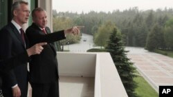 Predsjednik Turske Recep Tayyip Erdogan, desno, pokazuje prstom ka centru grada dok razgovara sa generalnim sekretarom NATO-a Jensom Stolenbergom, tokom Mediteranskog dijaloga u Ankari, Turska, 6. maja 2019.