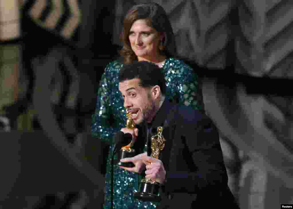 Sutradara Ezra Edelman dan produser Caroline Waterlow menerima piala Oscar untuk dokumenter panjang terbaik untuk film "O.J.: Made in America."