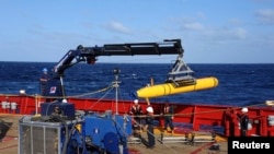 "Bluefin 21" terlihat terpasang pada kapal milik Departemen Pertahanan Australia "Ocean Shield" untuk melanjutkan upaya pencarian pesawat MH370 (4/4).