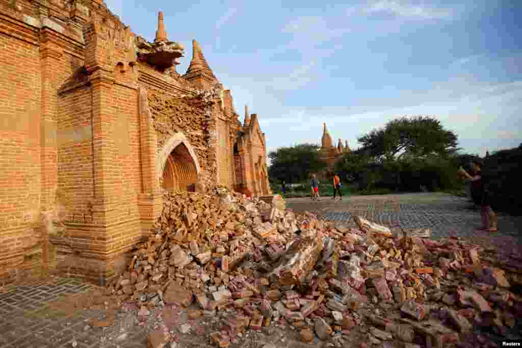 ငလျင်ဒဏ်သင့် ပုဂံဘုရားတစ်ဆူ