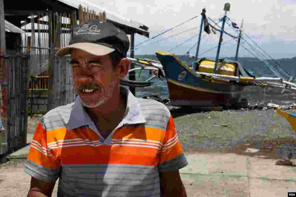 Fishermen in Masinloc. (D. Schearf/VOA)