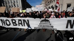Des manifestants marchent contre la loi anti-immigration près de la Maison-Blanche à Washington, le 4 février 2017.