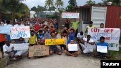 Para pencari suaka melakukan aksi protes di Pulau Manus, Papua Nugini, 3 November 2017. (Foto: medsos/screengrab).