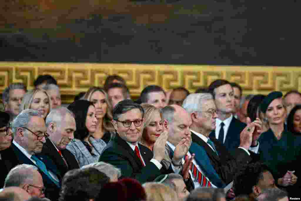 Խոսնակ Մայք Ջոնսոնը լսում է նախագահ Թրամփին՝ երդմնակալության արարողության ժամանակ
