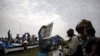 Des personnes embarquent dans des pirogues sur le lac Albert pour fuir les violences en Itrui vers l'Ouganda à Tchomia, le 5 mars 2018.