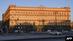 FILE - Gedung markas besar Dinas Keamanan Federal Rusia (FSB), lembaga penerus KGB, di pusat kota Moskow, 16 November 2018.