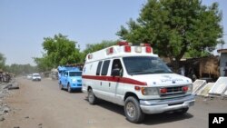 Une ambulance et un véhicule de la sécurité arrivent au lieu d'un attentat à Maiduguri, Nigeria (Archives, AP Photo/Jossy Ola)