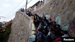 People walk up stairs after a mass evacuation of the entire coastline during a tsunami alert after a magnitude 6.9 earthquake hit off the coast in Valparaiso, Chile, April 24, 2017. 