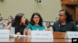 លោកស្រី Rashida Tlaib (កណ្ដាល) នៅក្នុង​ពេល​​ធ្វើ​សក្ខីកម្ម​​ឯ​គណៈ​កម្មការ​ឃ្លាំ​មើល​របស់​សភា អំពី​ការ​បំបែក​និង​ការ​ឃុំ​ឃាំង​គ្រួសារ​(ជន​អន្តោប្រវេសន៍) កាល​ពី​ថ្ងៃ​ទី​១២ កក្កដា ២០១៩។