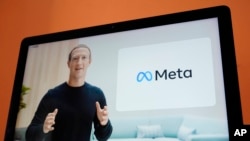 Tampak dalam layar, CEO Facebook Mark Zuckerberg mengumumkan nama baru dari perusahaannnya, Meta, sebuah acara virtual pada 28 Oktober 2021. (AP/Eric Risberg)