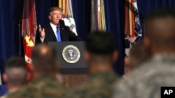 Donald Trump prononçant son discours à Fort Myer, Arlington, VA, le 21 août 2017. 