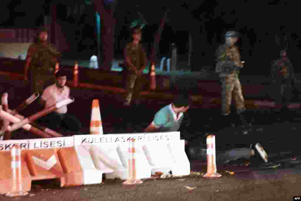 Les agents de sécurité turcs ont arrêté quelques personnes supposées être des putschistes à Istanbul, 15 juillet 2016.