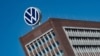 Logo Volkswagen terlihat di atas gedung VW di Wolfsburg, Jerman, 27 April 2020. (Foto: AP)
