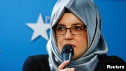 Hatice Cengiz, tunangan jurnalis Jamal Khashoggi dalam konferensi pers di Brussels, Belgia, 3 Desember 2019. (Foto: Reuters)