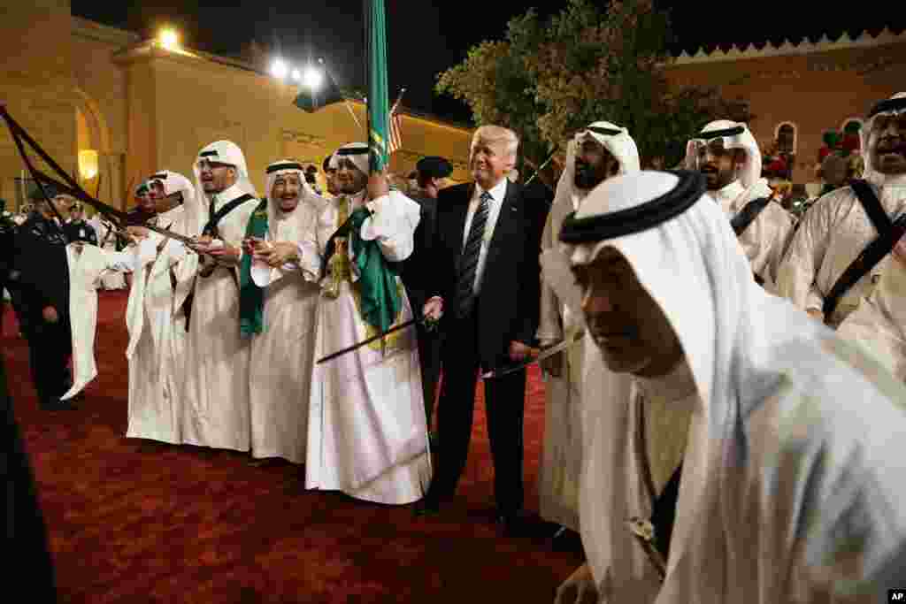 Shugaban kasar Amurka Donald Trump na duke da takobi kinda take radar gargajiya tare da shugabanin kasar alokacin wata marhaba a Riyadh Saudi Arabia, ranar Lahadi 21 ga watan Mayu shekarar 2017. 
