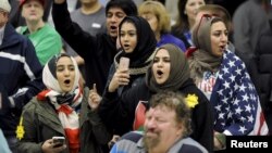 Warga muda Muslim AS melakukan protes acara kampanye Donald Trump di Wichita, Kansas (5/3) lalu. Kandidat Capres Partai Republik Donald Trump menyerukan Muslim dilarang masuk ke Amerika.