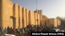 La foule est réunie devant la cour de Justice pour le procès du trafic de bébés, à Niamey, Niger, le 13 mars 2017. (VOA/Abdoul-Razak Idrissa)