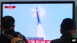 Warga Seoul menonton berita mengenai uji coba misil Korea Utara (foto: dok). 