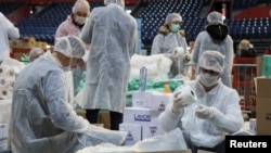 Arhiva - Volonteri pakuju pomoć za stare ljude koji ne smeju da napuste. svoje domove, tokom epidemije koronavirusa, u Beogradu, Srbija, 26. mart 2020. (REUTERS/Fedja Grulovic)
