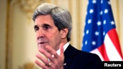 Menlu AS John Kerry dalam jumpa pers di rumah kediaman Dubes AS di Paris (31/3).