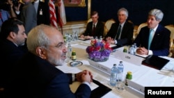 Menlu Iran Mohammad Javad Zarif (kiri) berunding dengan Menlu AS John Kerry di Wina, Austria (13/7). 