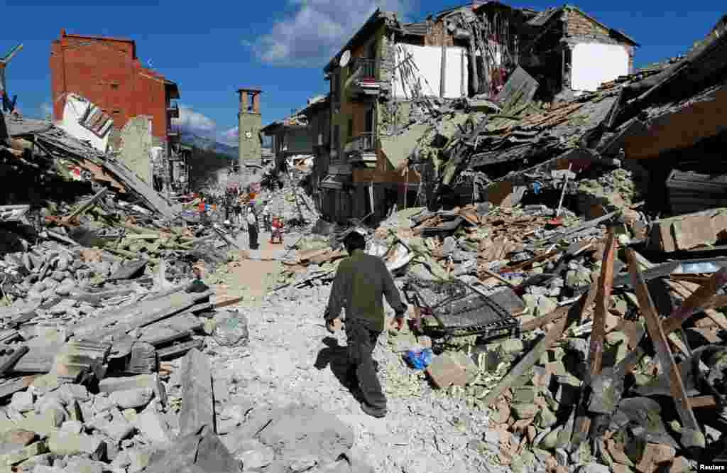 Hotunan Mumunar Girgizar Kasa Da Ta Faru A Kasar Italiya, Aug. 24, 2016.