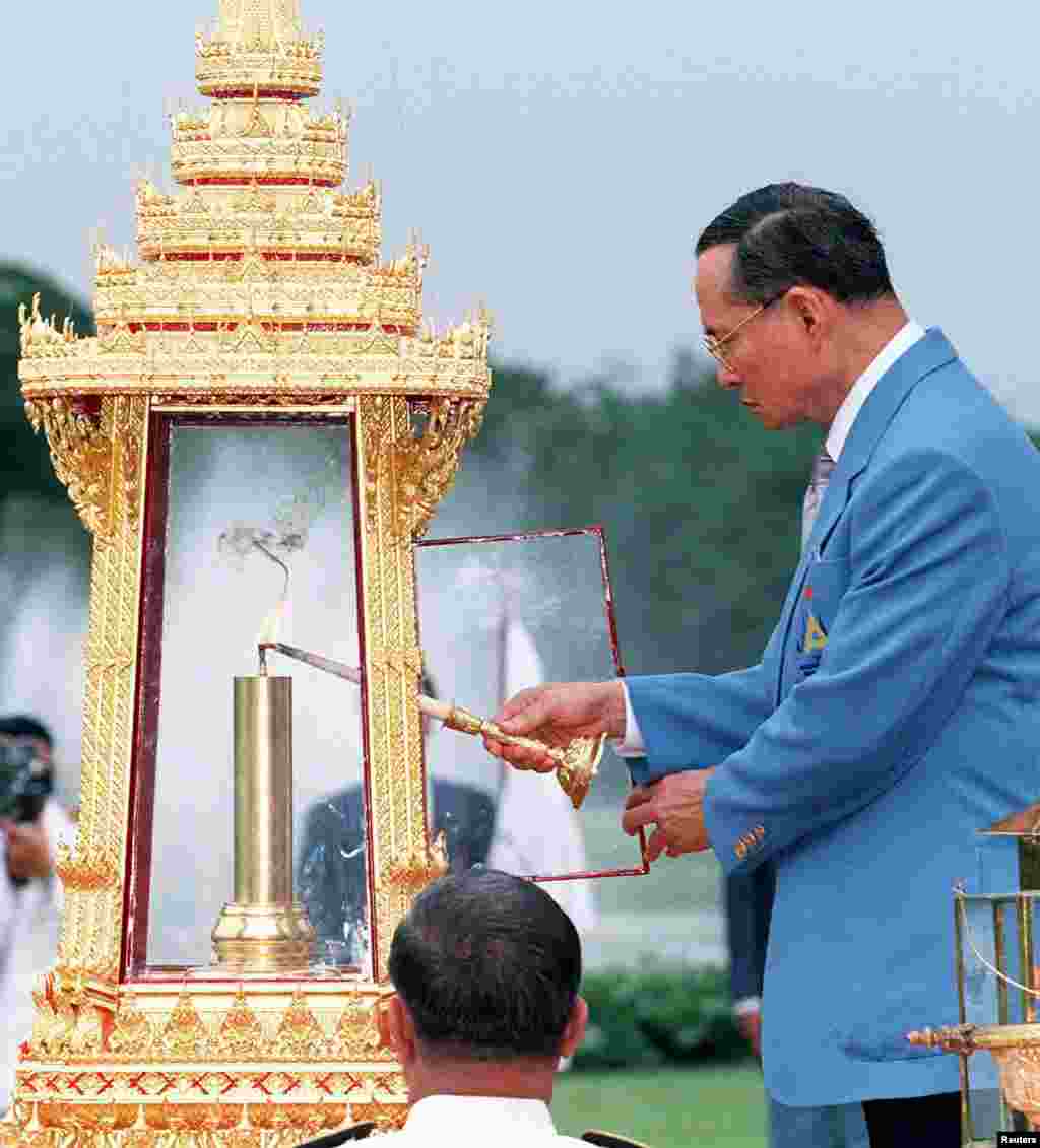 ព្រះមហាក្សត្រថៃព្រះបាទ Bhumidol Adulyadej ប្រគេនភ្លើងសម្រាប់កីឡា Asian Games លើកទី១៣ នៅថ្ងៃទី០៣ ខែធ្នូ ឆ្នាំ១៩៩៨ អំឡុងពេលពិធីមួយនៅវិមាន Chitrlada បីថ្ងៃមុនការចាប់ផ្តើមកីឡា Asian Games។