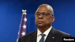 FILE: Menteri Pertahanan AS Lloyd Austin dalam konferensi pers di Kementerian Pertahanan Israel di Tel Aviv, Israel, 18 Desember 2023. (REUTERS/Violeta Santos Moura)