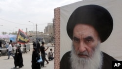 Poster pemimpin spiritual Syiah, Grand Ayatollah Ali al-Sistani di Baghdad, Irak, 22 Mei 2014. (Foto: dok).