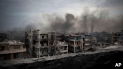 Gedung-gedung di distrik Saif Al Dawla kota Aleppo, hancur akibat berbagai serangan pasukan Suriah (foto: dok).