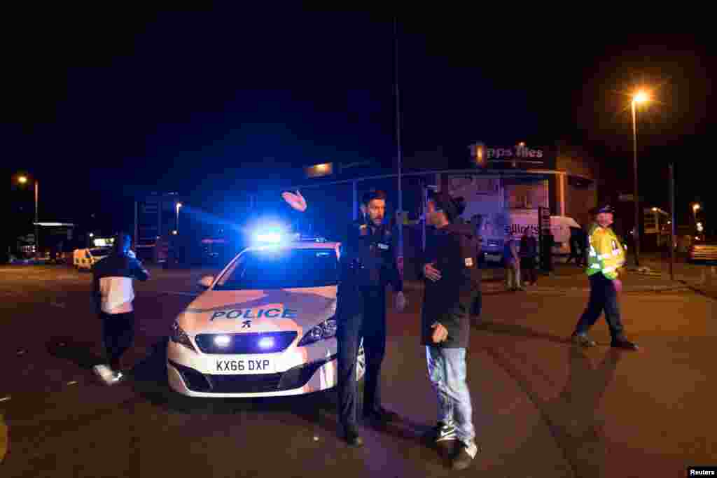 Yan sanda a bakin filin shakatawa na Manchester a arewacin England dake Britaniya, ranar Talata 23 ga watan Mayu shekarar 2017. 