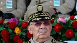 Le patron de l'armée rejette encore la transition réclamée par la contestation