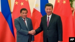 Presiden Filipina Rodrigo Duterte (kiri) dan Presiden China Xi Jinping berpose di sela Forum Belt and Road untuk Kerjasama Internasional di Beijing, 15 Mei 2017. (Foto: dok).