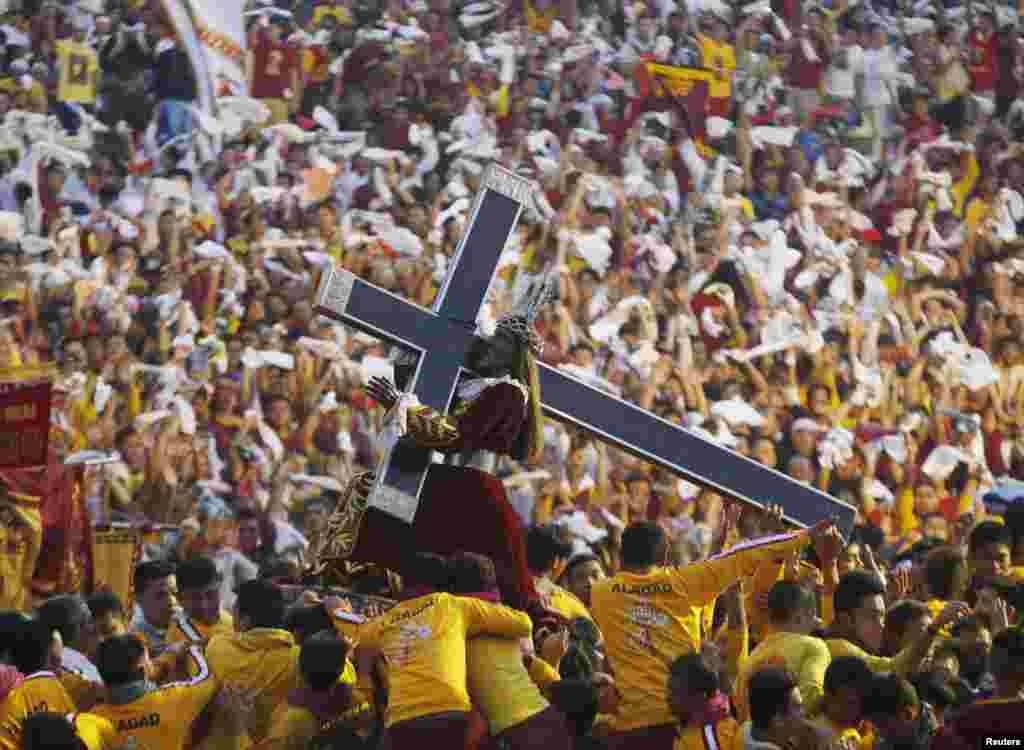 Umat Nasrani membawa Nazarene hitam pada awal sebuah prosesi tahunan di Manila. Lebih dari satu juta orang tanpa alas kaki bergabung dalam parade itu sebelum kunjungan Paus Francis ke Filipina minggu depan. Nazarene Hitam, patung kayu seukuran Yesus Kristus dipahat di Meksiko dan dibawa ke Filipina pada abad ke-17, diyakini memiliki kekuatan penyembuhan di negara yang didominasi oleh penduduk yang beragama Roman Katolik. 