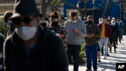 Orang-orang tampak mengantre untuk menunggu giliran tes COVID-19 di Los Angeles, California, pada 4 Januari 2022. (Foto: AP/Jae C. Hong)