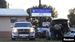 Les premiers secours sont sur place à First Baptist Church dans la ville de Sutherland Springs, au Texas, le 5 novembre 2017. 