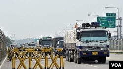 Truk-truk bantuan Korea Selatan membawa sekitar 300 ton tepung yang diperuntukkan bagi anak-anak Korea Utara (26/7).